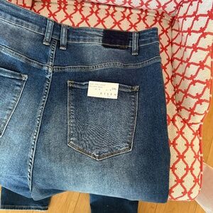 Risen High Rise Curved Ballon Jeans New with Tag
